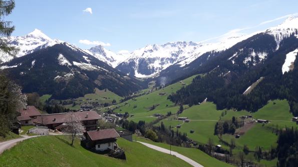 Blick nach Inneralpbach mit dem Galtenberg und Sagtaler Spitzen