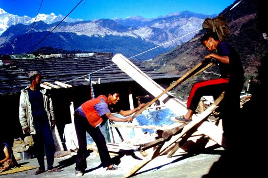So wird in Nepal noch Bauholz geschnitten