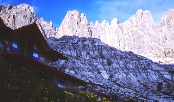 Die Brentai Hütte in der Brenta mit der felsiger Umgebung