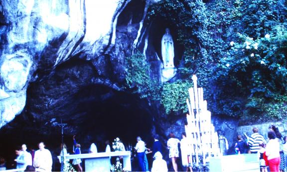 Die Marien Erscheinungs Grotte in Lourdes