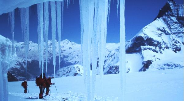 Rechts hinter den Eiszapfen ist die Matterhorn Nordwand zu sehen