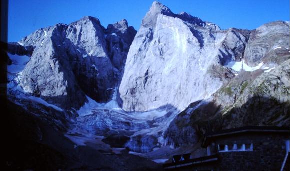 Die steile Felswand vom Vingnemale vom Valle de Gobe aus gesehen