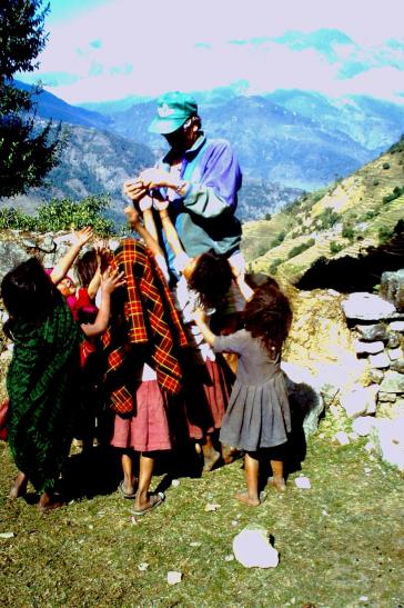 Die Kinder in Nepal mögen gerne kleine Geschenke
