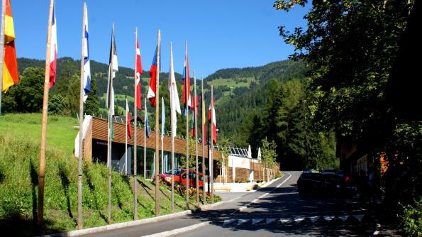 Das Alpbacher Kongresshaus gegen den Schatzberg