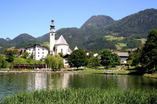 Der Reithersee mit der Reither Kirche gegen die Gratlspitz