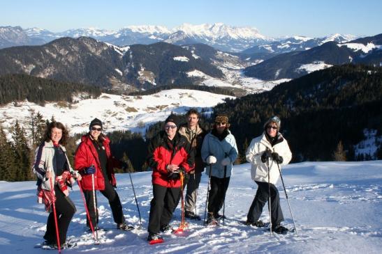 Schneeschuh Wandergruppe  mit Thierbach im Hintergrund