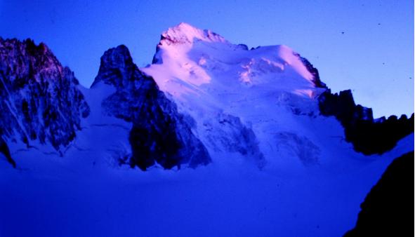 Die Morgensonne beleuchtet den südlichsten Viertausender der Alpen